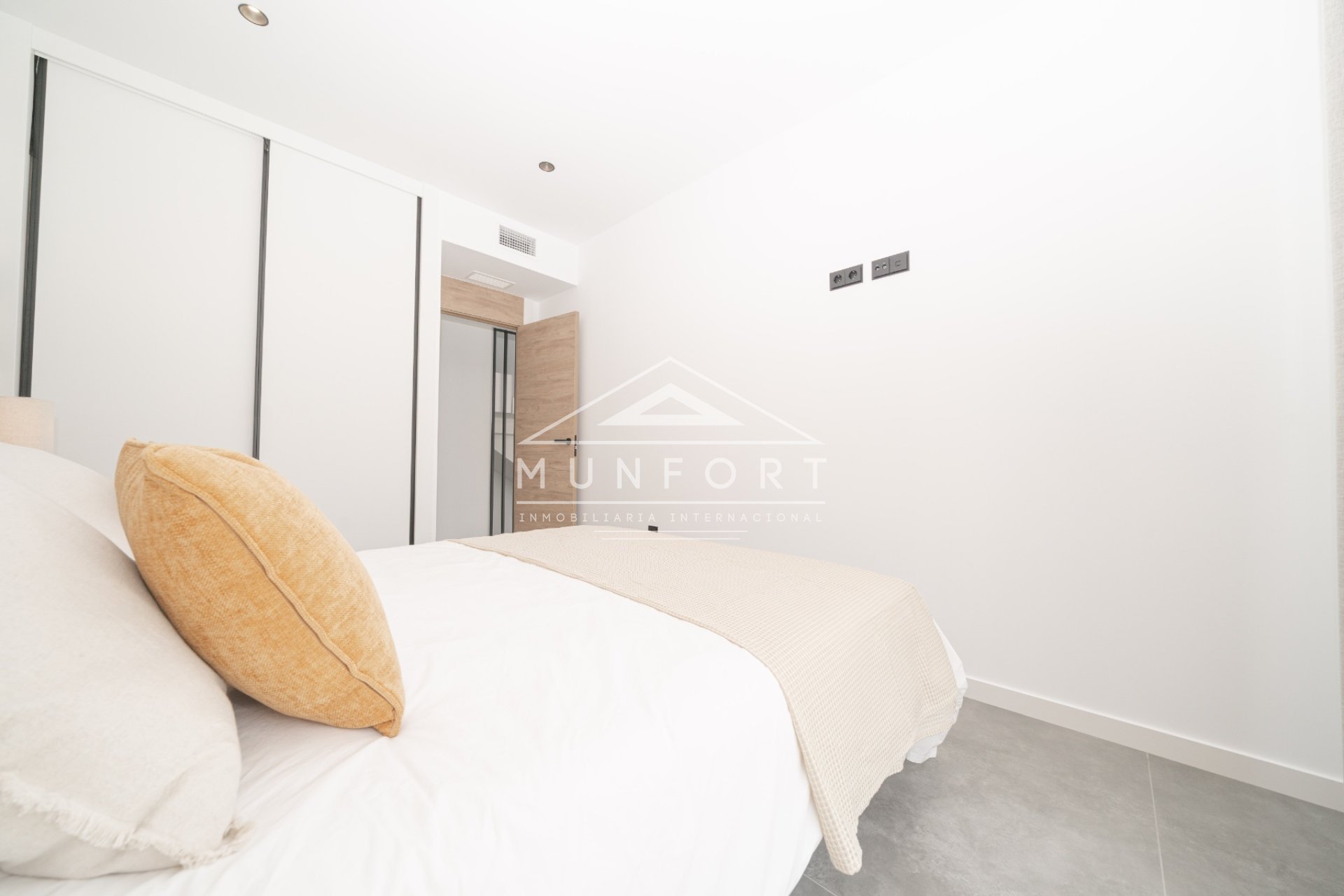 Herverkoop - Luxe villa's -
Alcázares, Los - Los Alc&aacute;zares