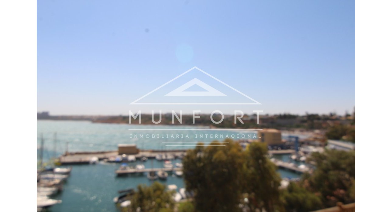 Herverkoop - Luxe villa's -
Orihuela Costa - Villamartin