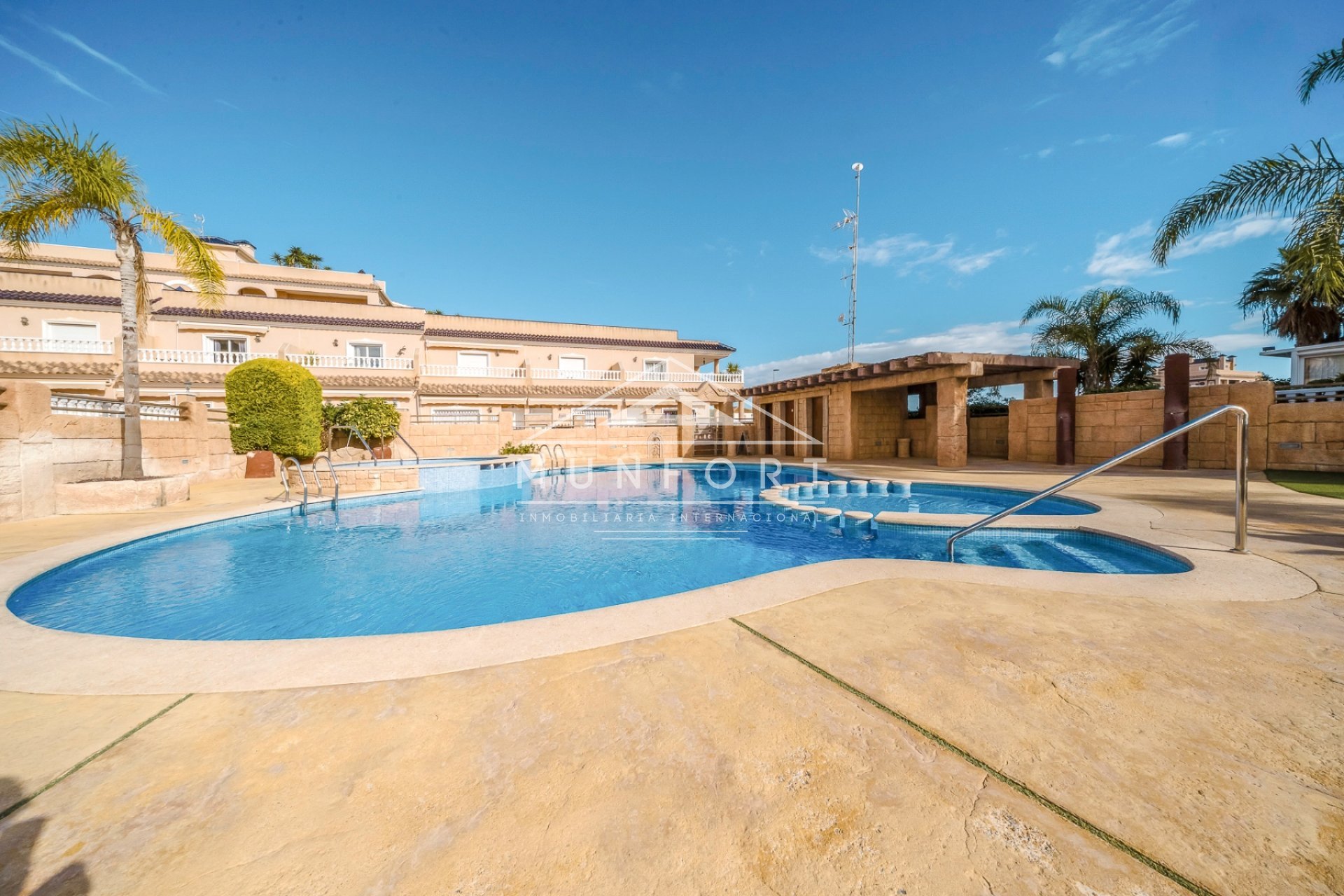 Herverkoop - Rijtjeshuizen -
Orihuela Costa - Villamartin