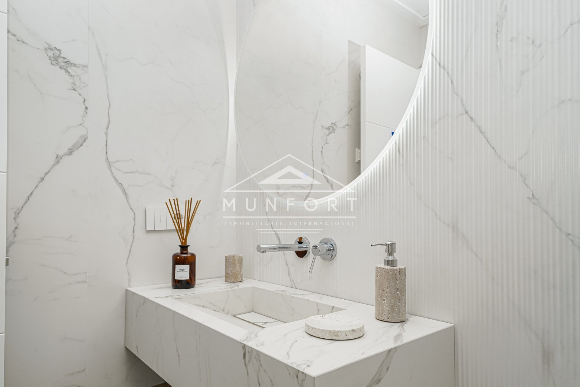 Obra nueva - Apartamentos -
La Manga