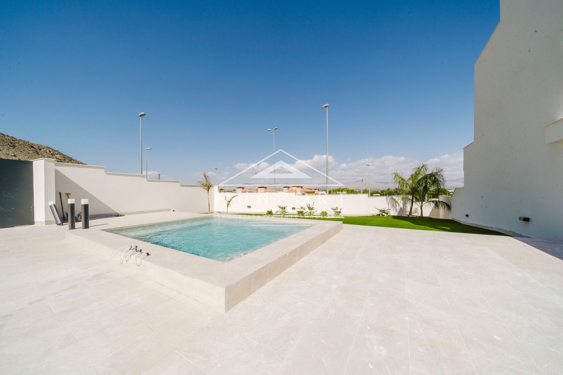 Obra nueva - Casas Adosadas -
Cox