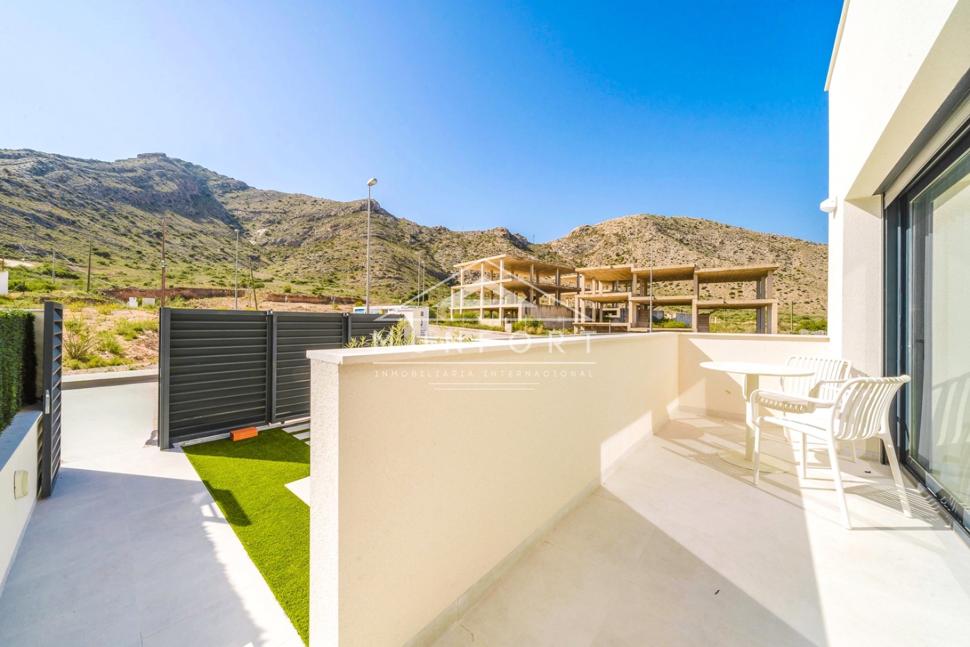 Obra nueva - Casas Adosadas -
Cox
