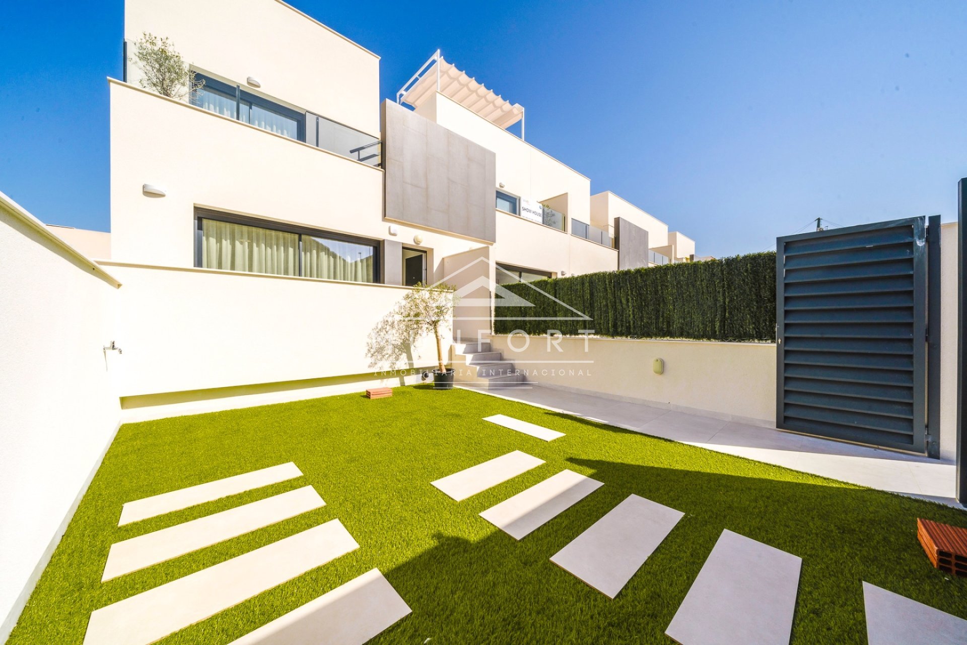 Obra nueva - Casas Adosadas -
Cox