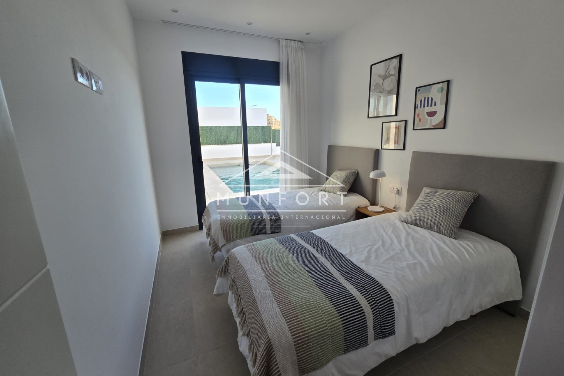 Obra nueva - Villas -
Almería