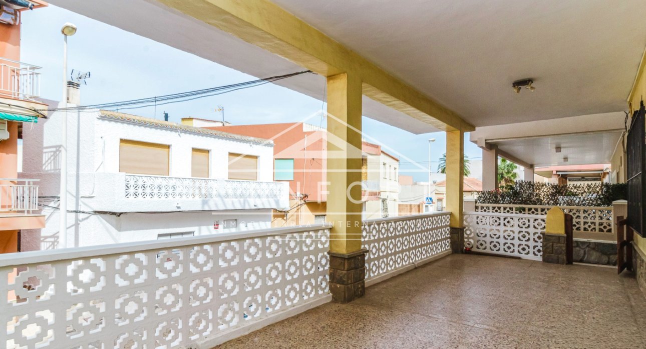 Resale - Apartments -
Los Nietos