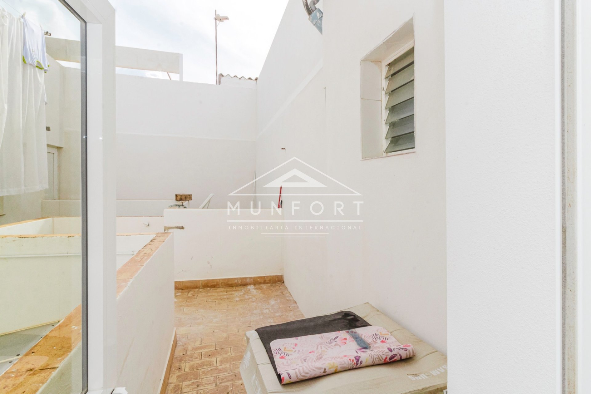 Resale - Apartments -
Los Nietos