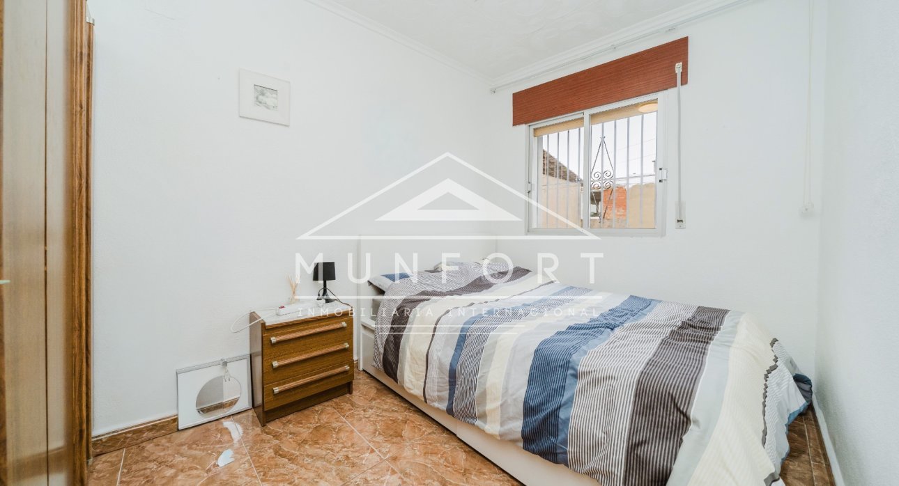 Resale - Bungalows -
Los Nietos