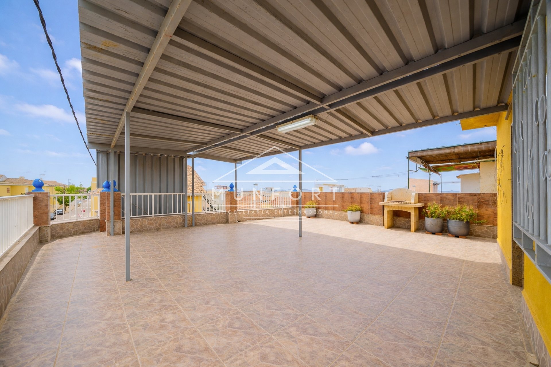 Resale - Bungalows -
Los Nietos