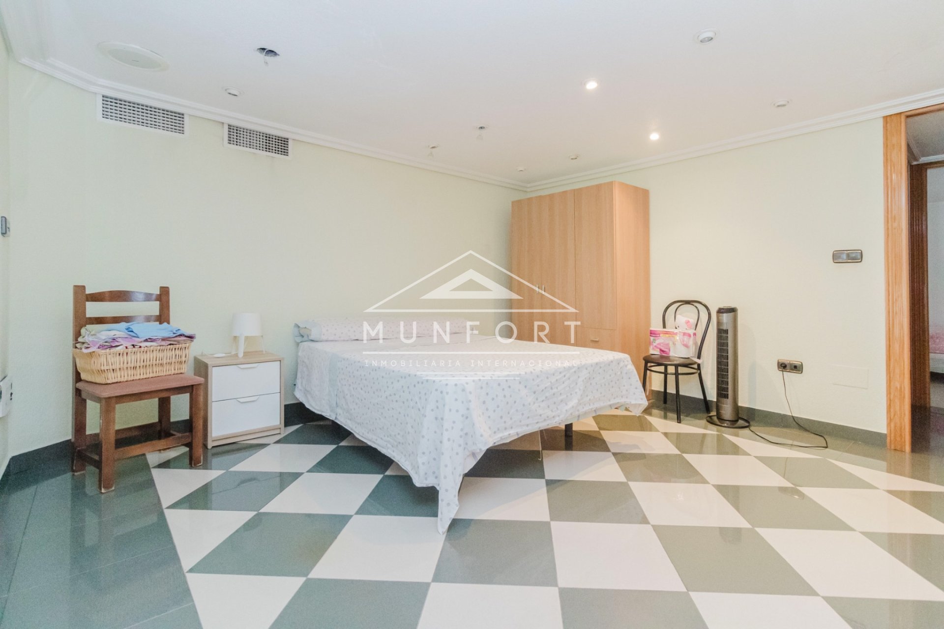 Resale - Commercial premises -
Alcázares, Los