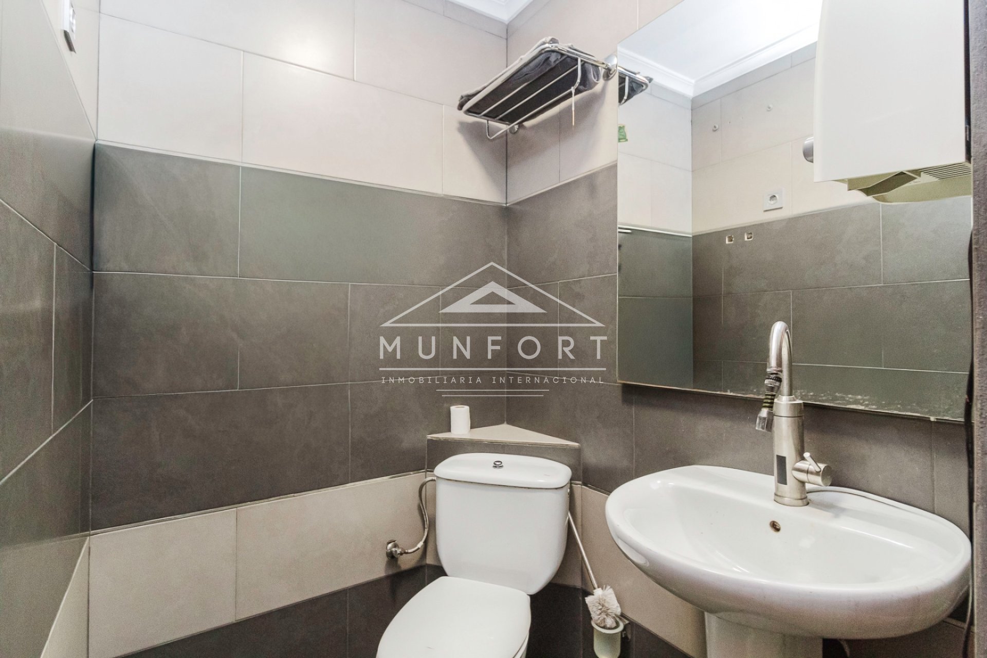 Resale - Commercial premises -
Torrevieja - Centro - Torrevieja