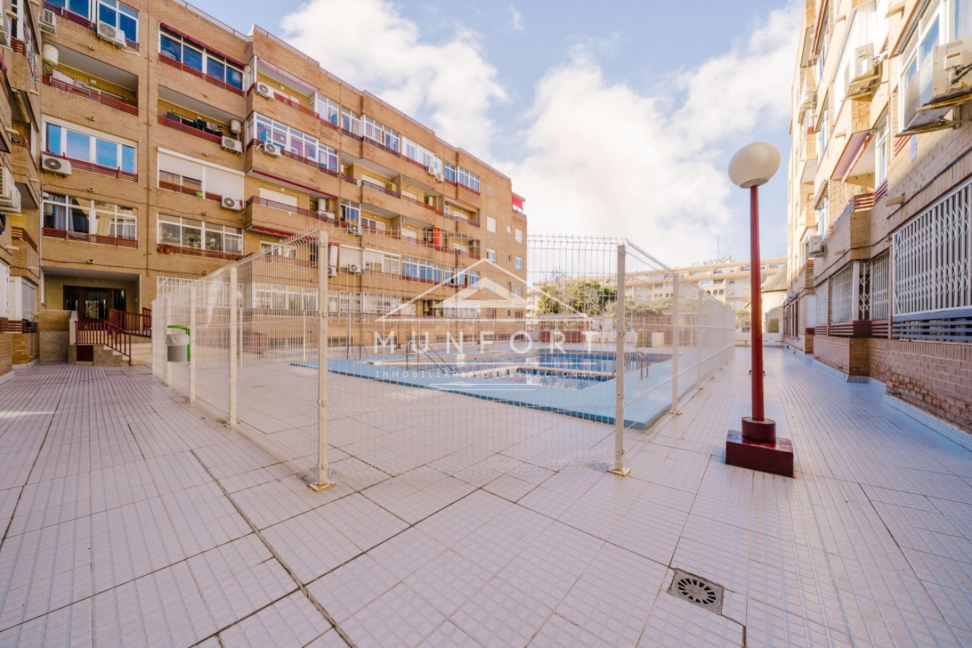 Resale - Commercial premises -
Torrevieja - Centro - Torrevieja