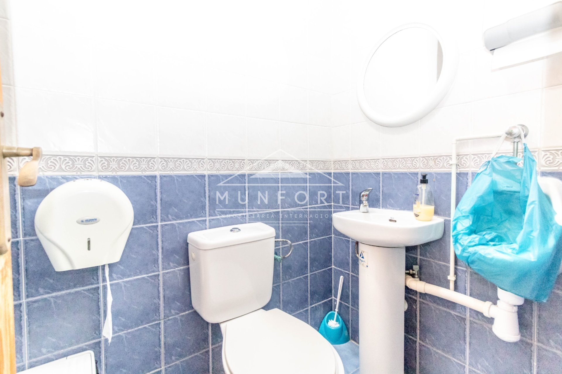 Resale - Commercial premises -
Torrevieja - Centro - Torrevieja