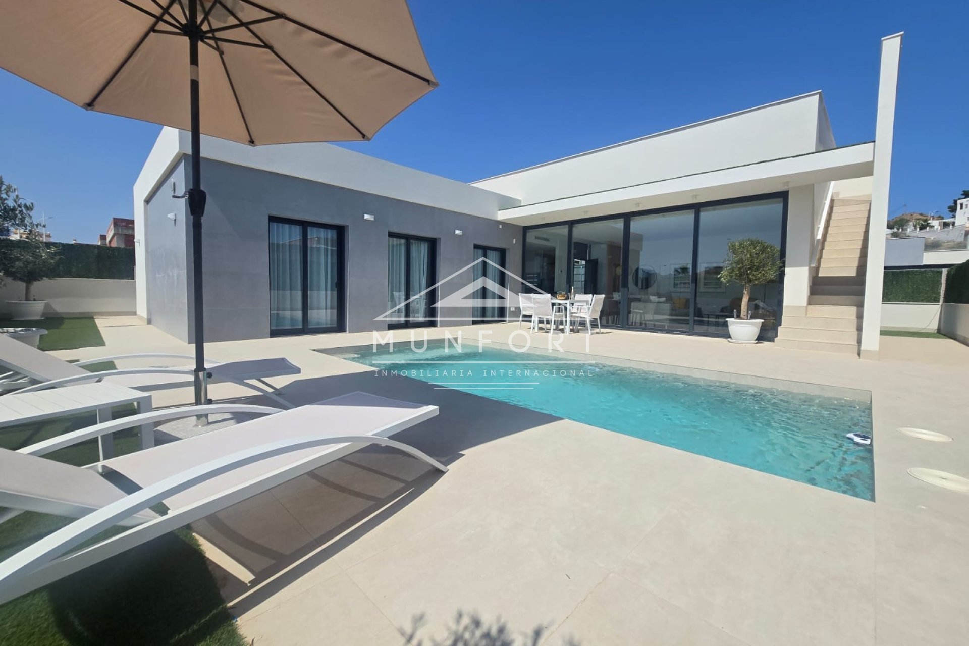 Resale - Villas -
Almeria