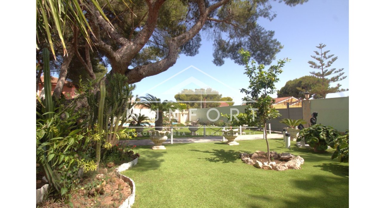 Resale - Villas -
Dehesa de Campoamor