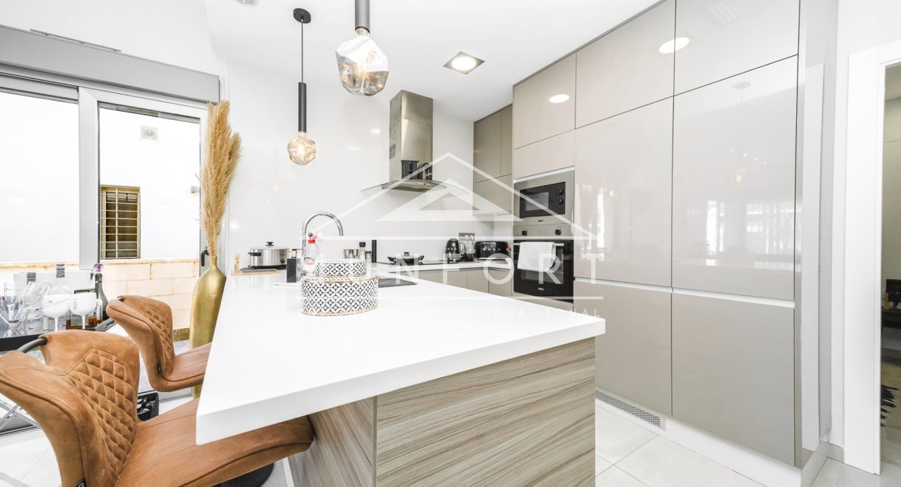 Resale - Villas -
Orihuela Costa - Villamartín