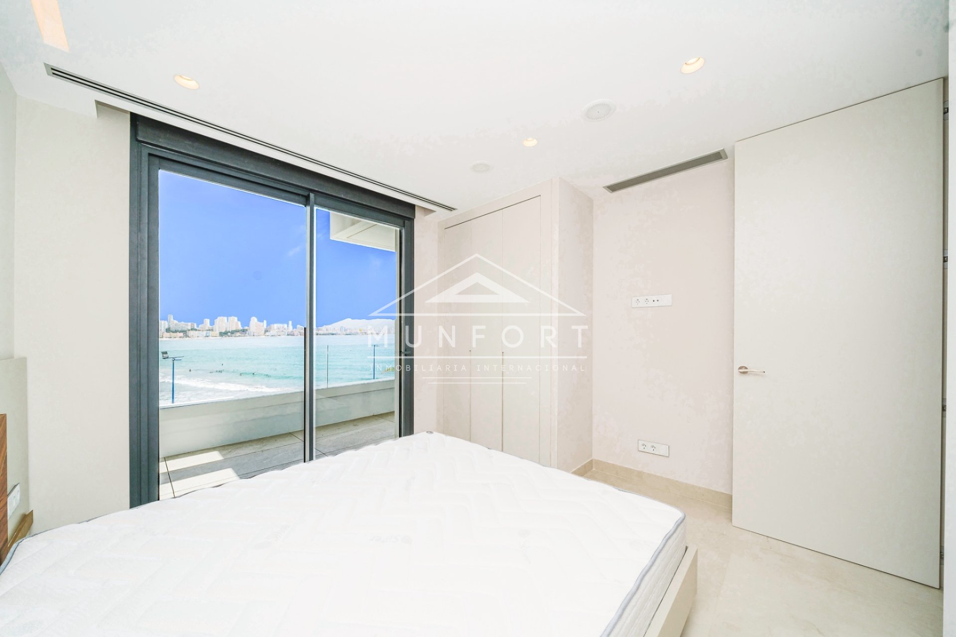 Revente - Maisons mitoyennes -
Benidorm