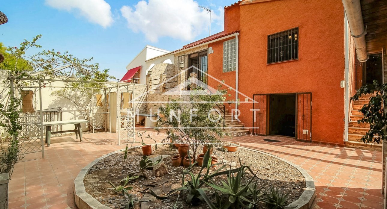 Segunda mano - Casas Adosadas -
Torrevieja