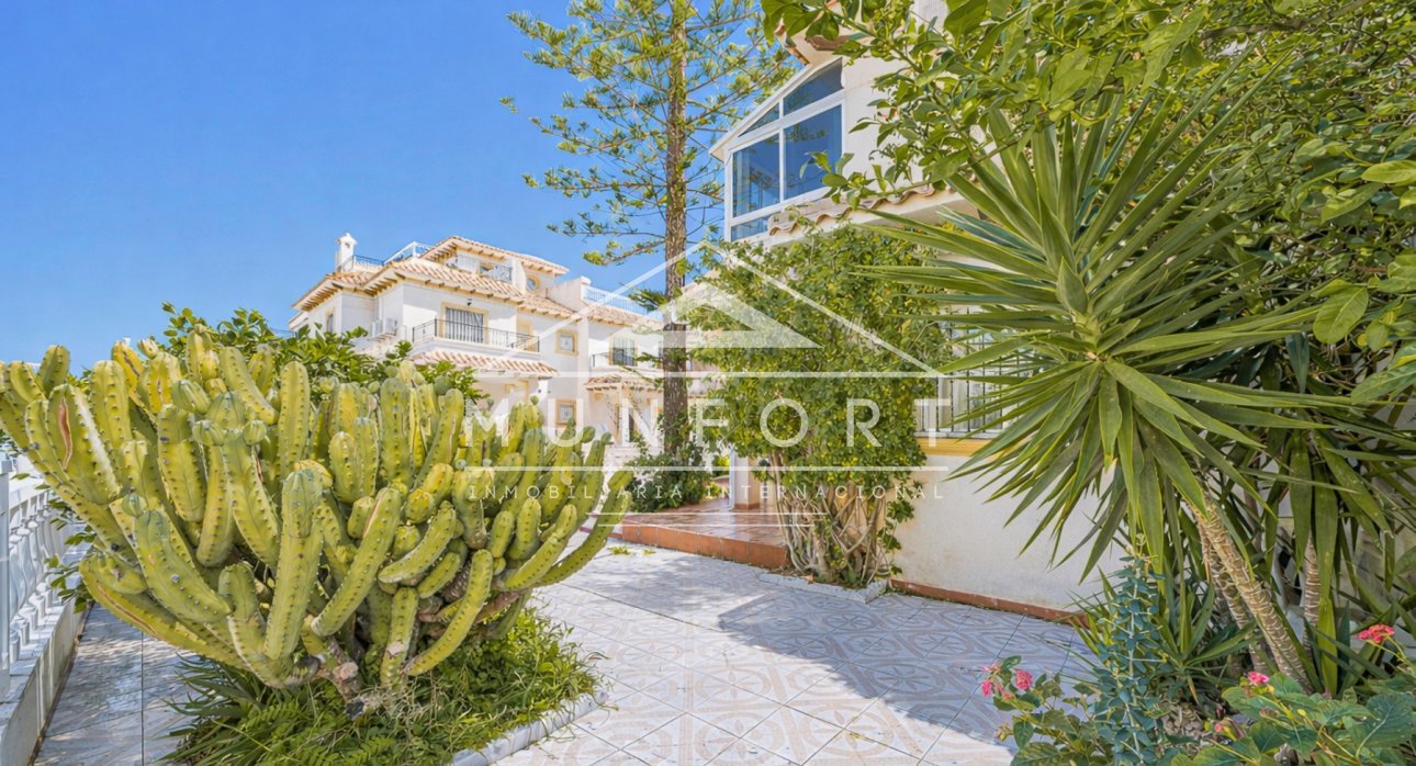 Videresalg - Villaer -
Orihuela Costa - La Regia