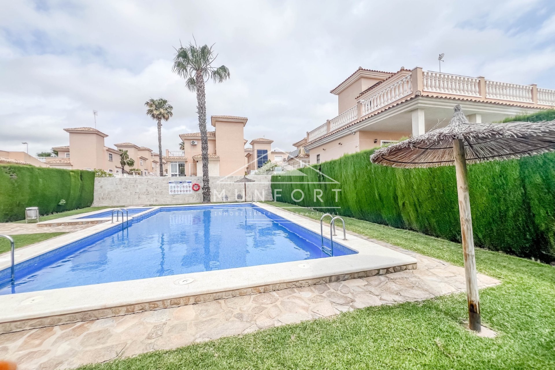 Videresalg - Villaer -
Orihuela Costa
