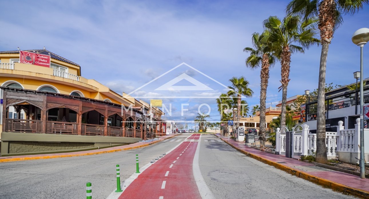 Videresalg - Villaer -
Rojales