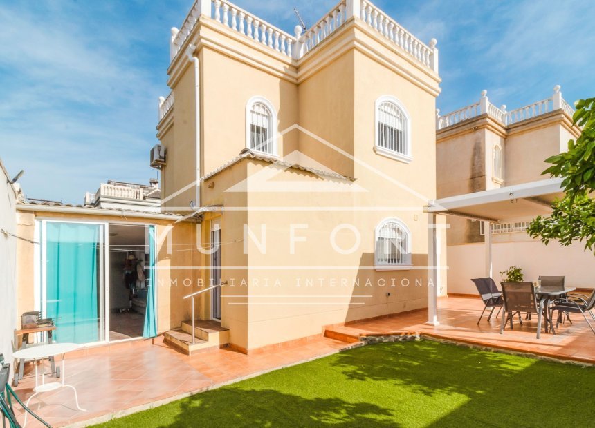 Videresalg - Villaer -
Torrevieja - Aguas Nuevas - Torrevieja