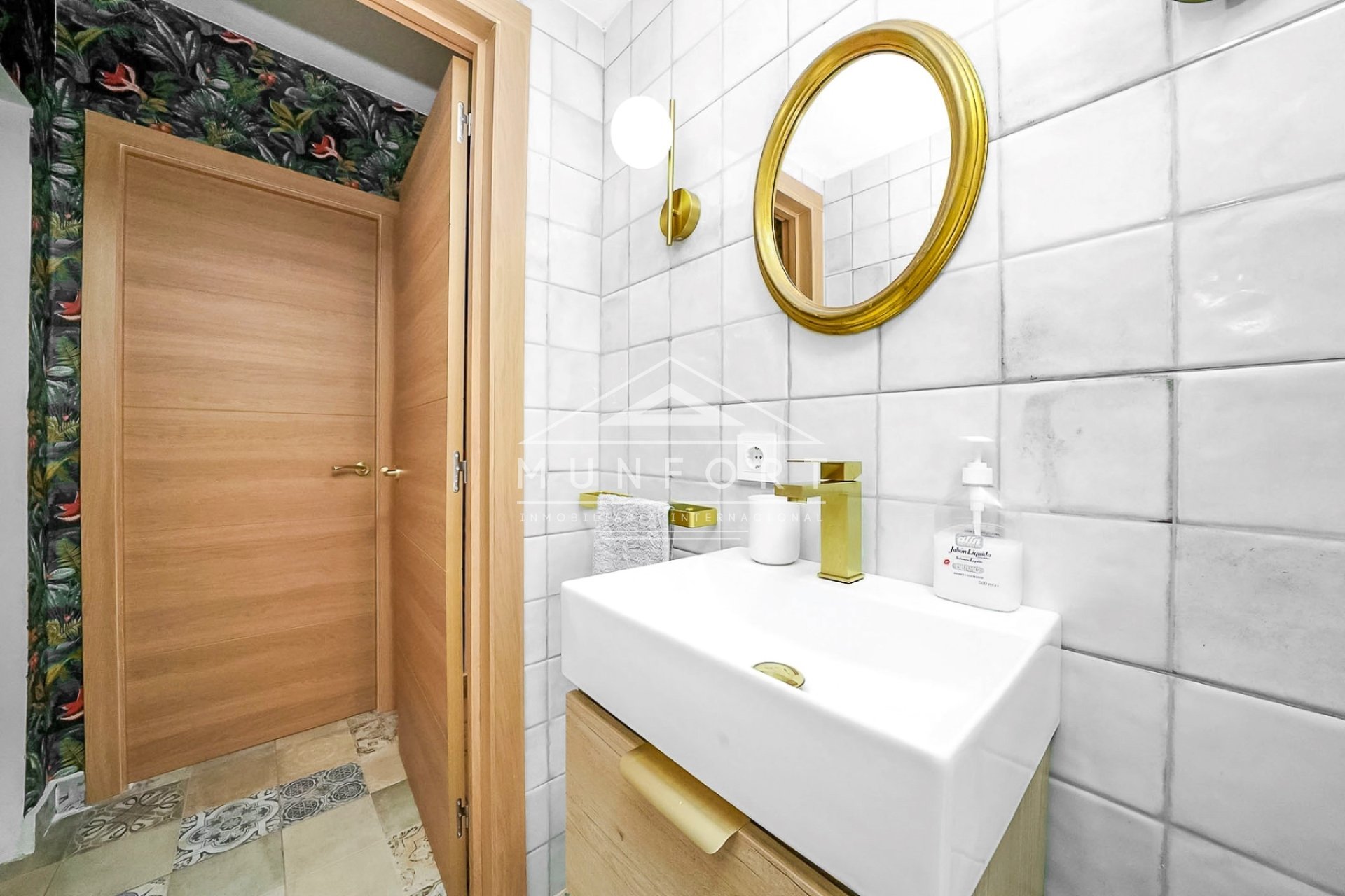 Wiederverkauf - Reihenhäuser -
Los Nietos