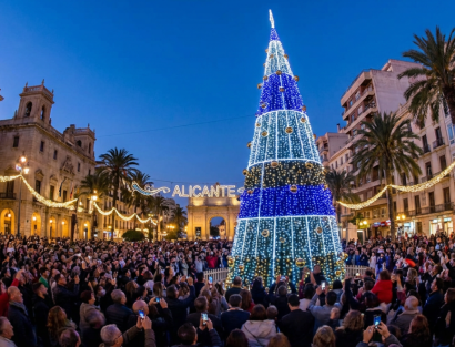 Cuando el Mediterráneo se ilumina: la magia del encendido Navideño en Alicante y Murcia