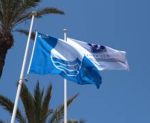 Blauwe vlag op een strand