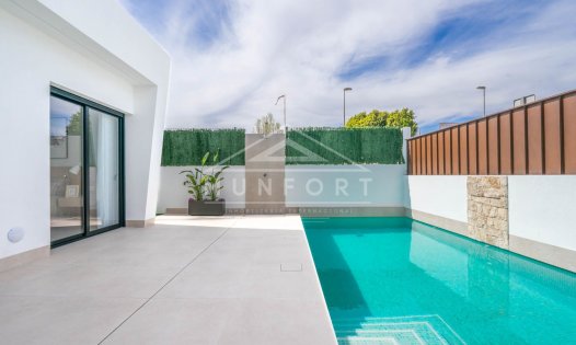 Resale - Villas -
Roldán