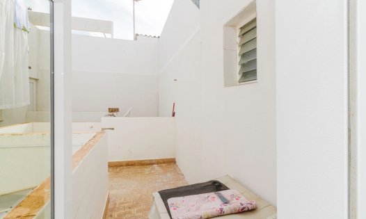 Resale - Apartments -
Los Nietos